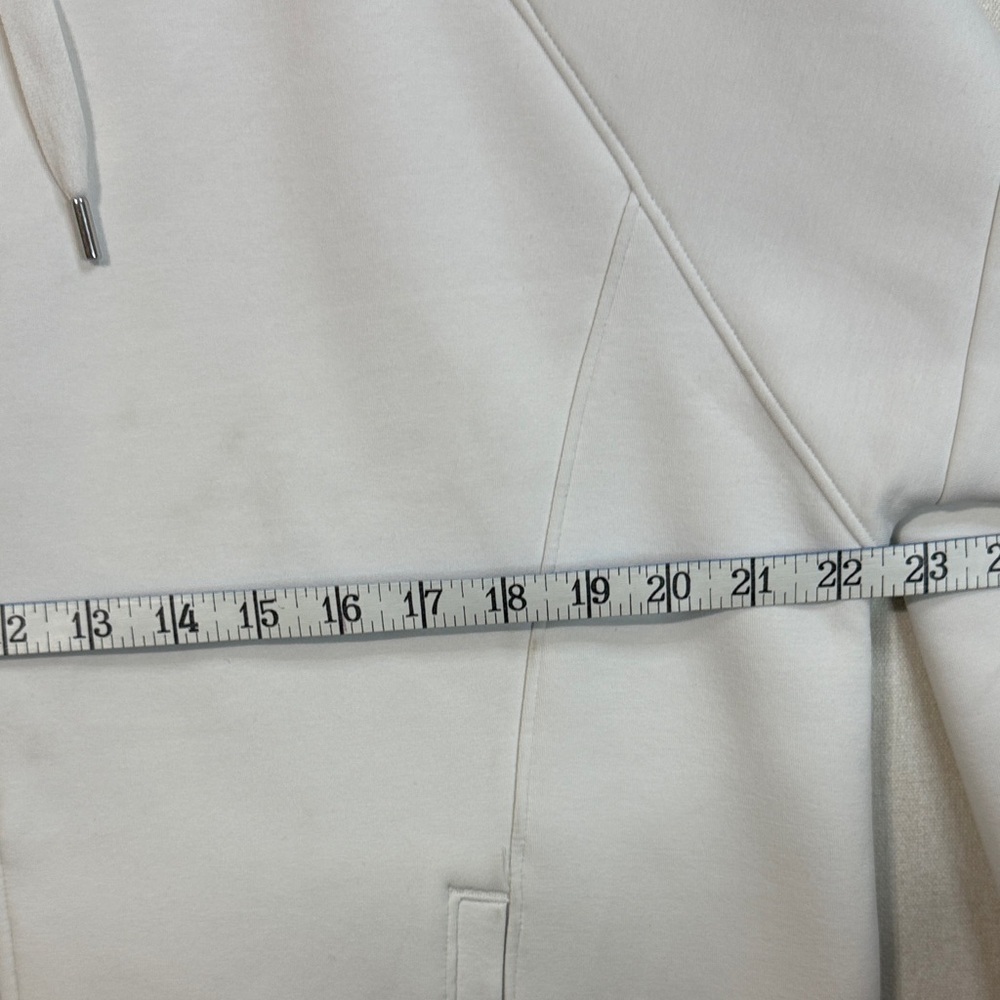 Women's Classic White Zip-Up Vest - Picture 5 of 10